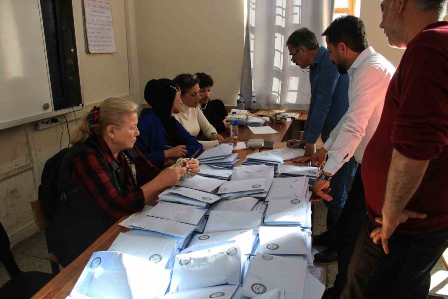 Mersin’de Oy Sayım İşlemi Devam Ediyor