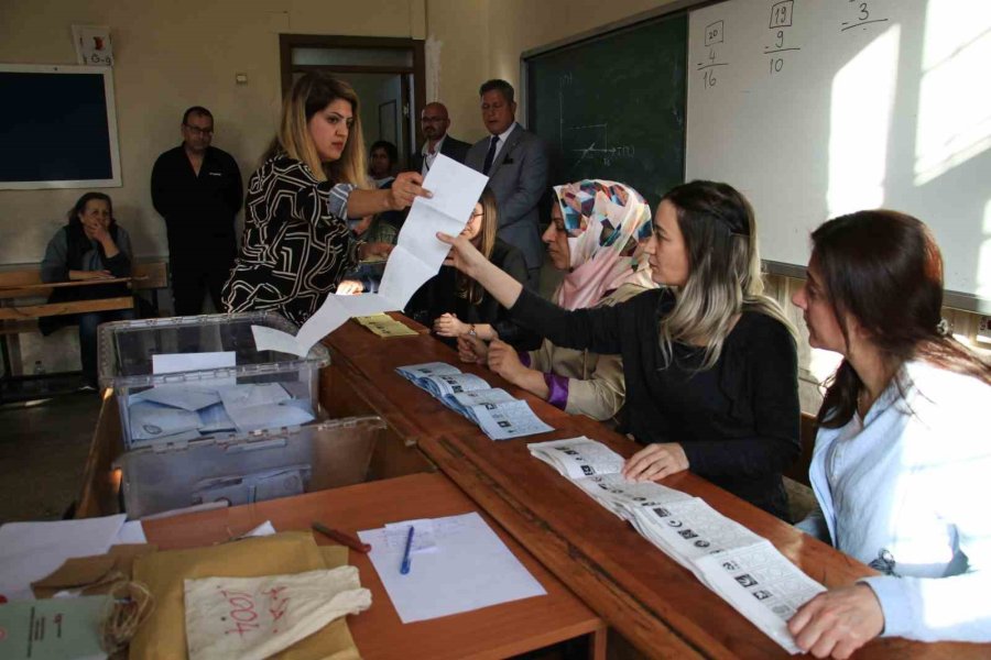 Mersin’de Oy Sayım İşlemi Devam Ediyor