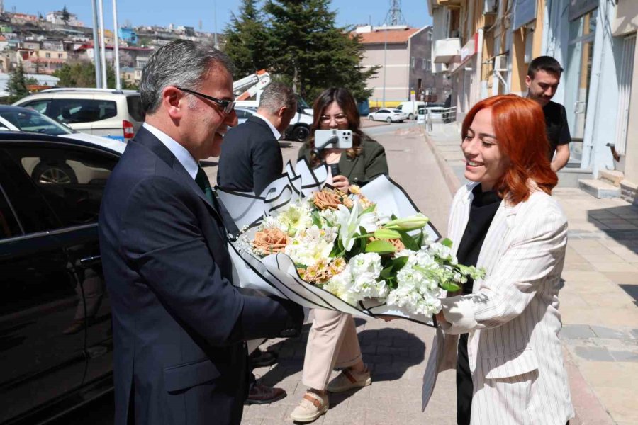 Başkan Özdoğan Çiçeklerle Karşılandı