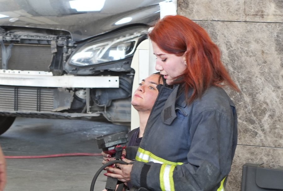 Oto Servisinde Çıkan Yangında İtfaiye Erlerinin Dumanla Mücadelesi