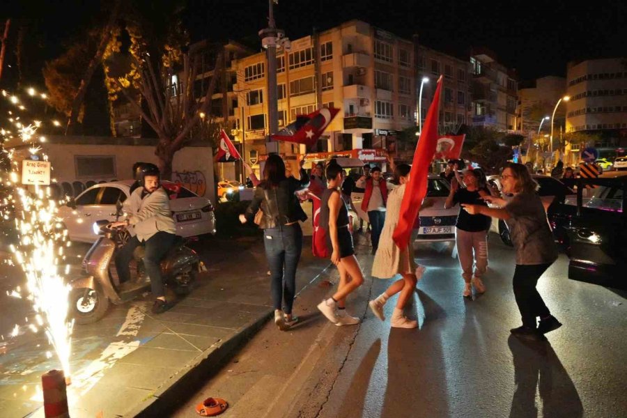 Antalya’da Erik Dallı Seçim Kutlaması