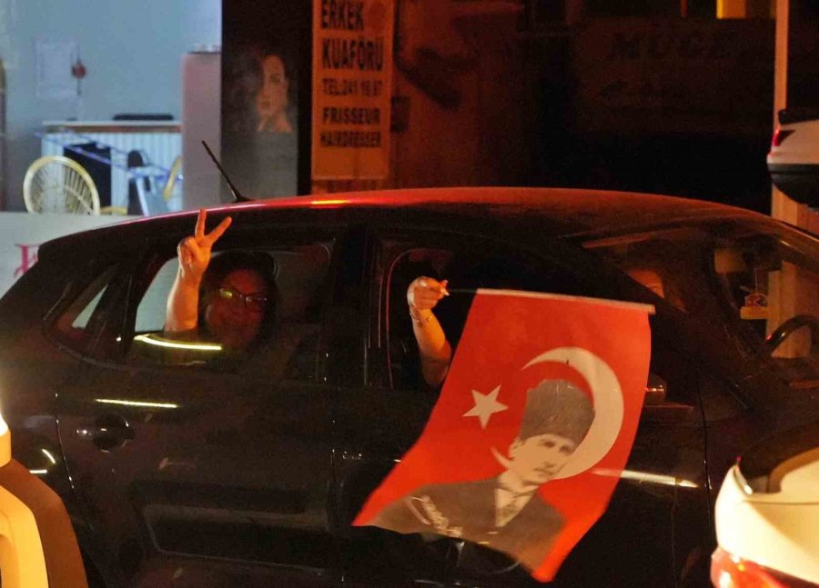 Antalya’da Erik Dallı Seçim Kutlaması