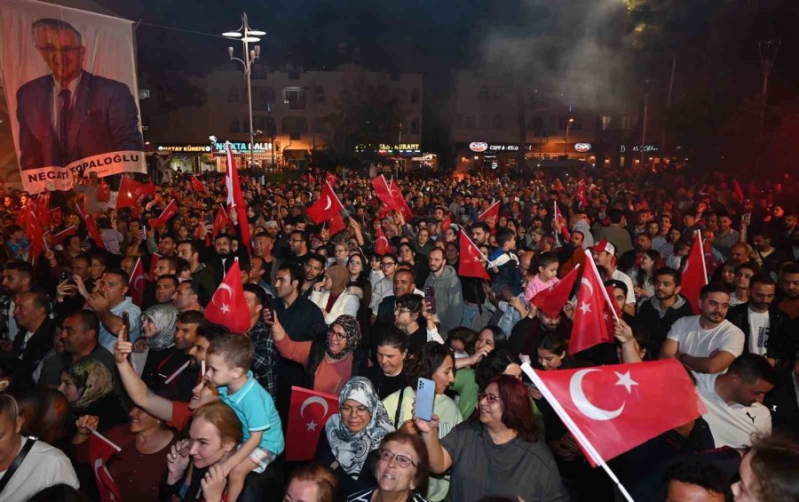 Belediye Başkanı Zaferini Kızı İle Karşılıklı Zeybek Oynayarak Kutladı