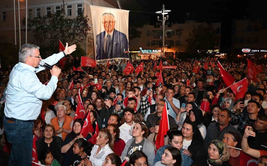 Belediye Başkanı Zaferini Kızı İle Karşılıklı Zeybek Oynayarak Kutladı