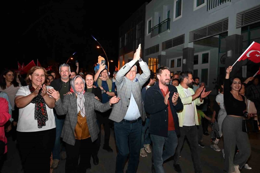 Belediye Başkanı Zaferini Kızı İle Karşılıklı Zeybek Oynayarak Kutladı