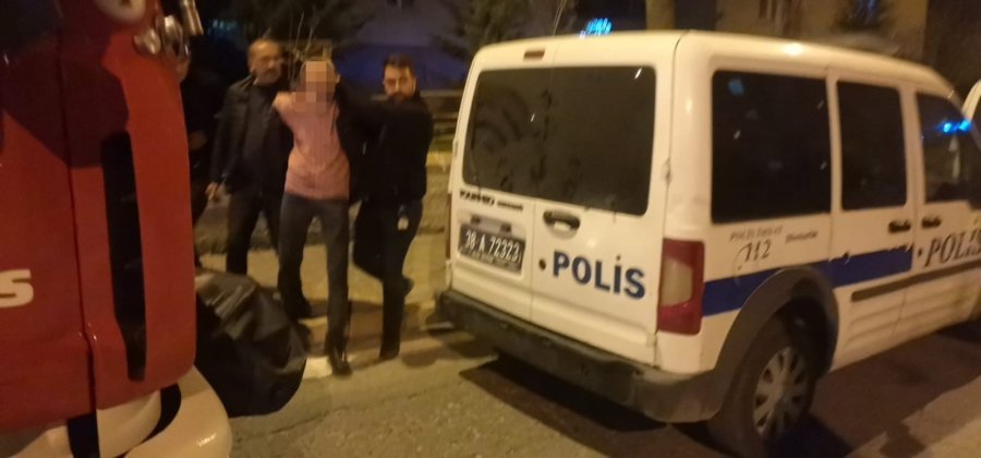 Aranan Şahıs Ailesini Rehin Aldı, Özel Harekat Polisi Kurtardı