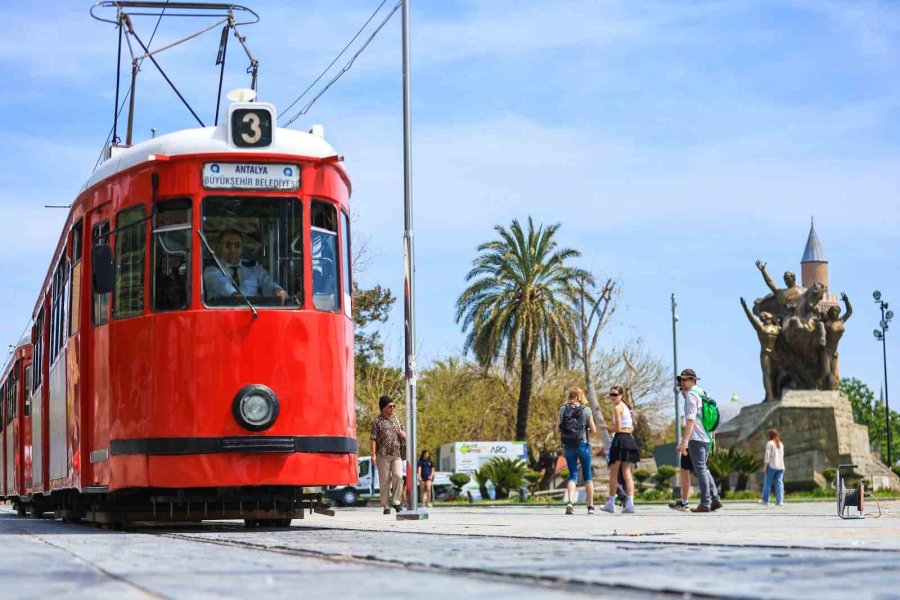 Nostalji Tramvayı Da Seferlerine Yeniden Başladı