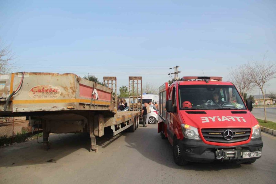 Park Halindeki Römorka Çarpan Otomobil Sürücüsü Ağır Yaralandı