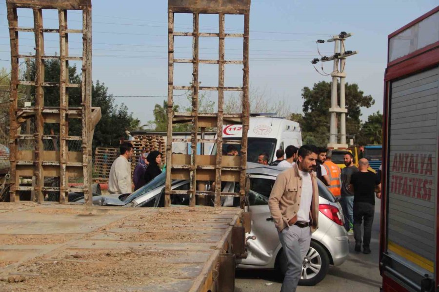 Park Halindeki Römorka Çarpan Otomobil Sürücüsü Ağır Yaralandı