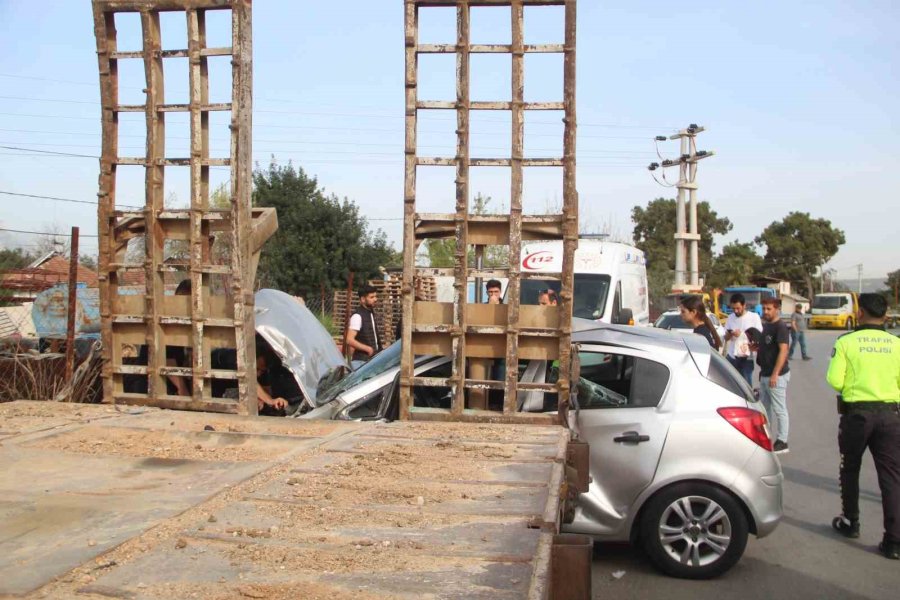 Park Halindeki Römorka Çarpan Otomobil Sürücüsü Ağır Yaralandı