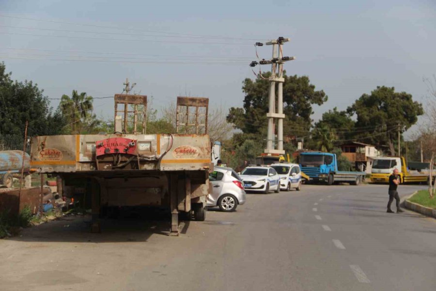 Park Halindeki Römorka Çarpan Otomobil Sürücüsü Ağır Yaralandı