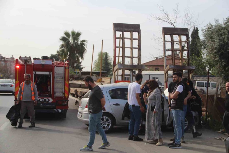 Park Halindeki Römorka Çarpan Otomobil Sürücüsü Ağır Yaralandı