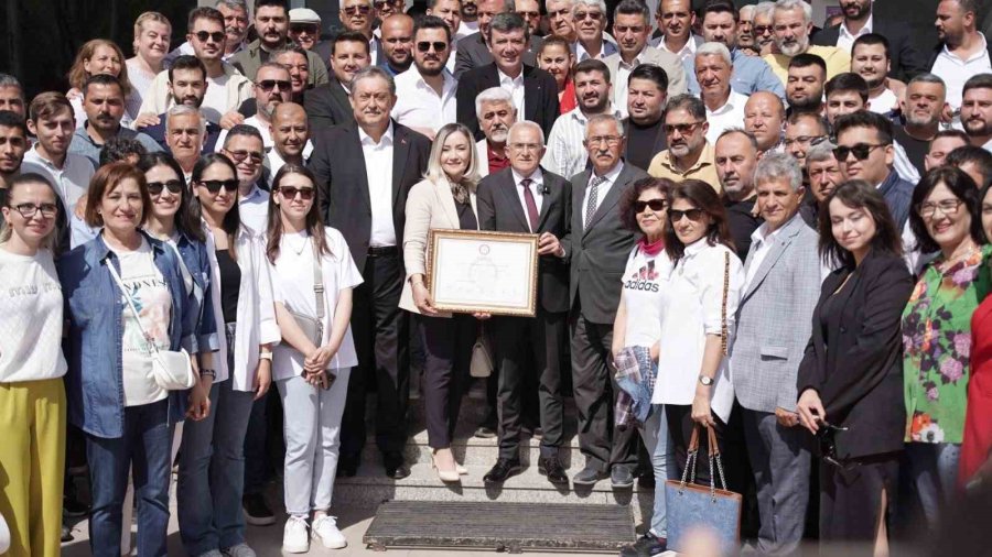 Kumluca’nın Yeni Belediye Başkanı Mazbatasını Aldı