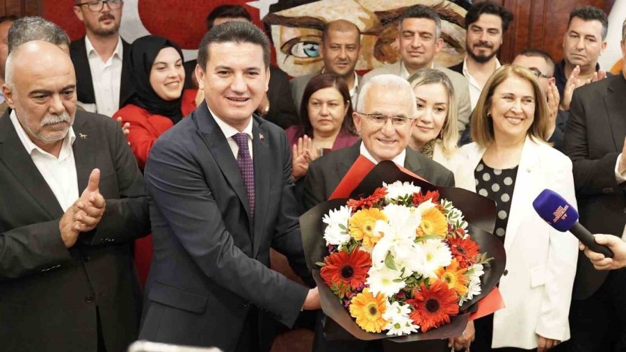 Kumluca’nın Yeni Belediye Başkanı Mazbatasını Aldı