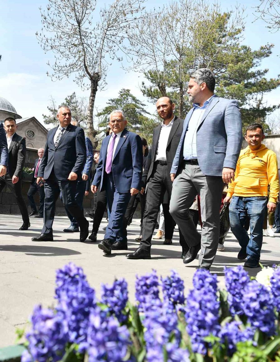 Başkan Büyükkılıç Mazbatayı Aldı; Seyyid Burhaneddin Hazretleri Türbesi’ni Ziyaret Etti