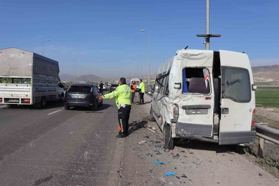 Kayseri’de Kamyonet İşçi Servisine Çarptı: 1’i Ağır 10 Yaralı