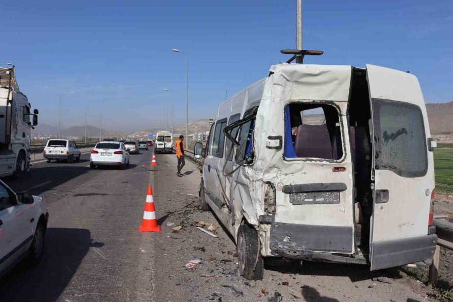 Kayseri’de Kamyonet İşçi Servisine Çarptı: 1’i Ağır 10 Yaralı