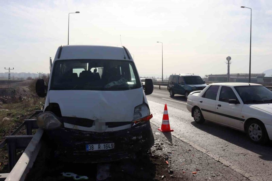 Kayseri’de Kamyonet İşçi Servisine Çarptı: 1’i Ağır 10 Yaralı