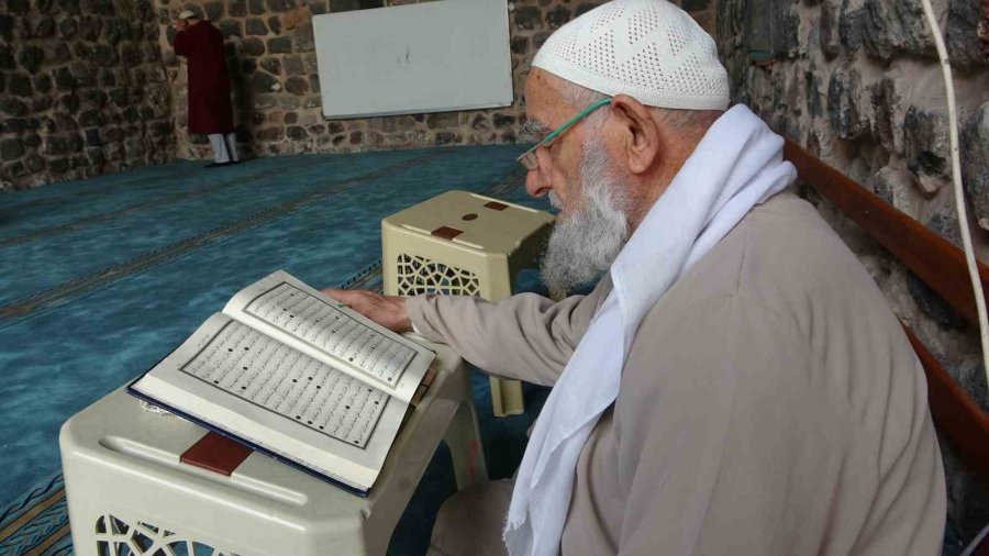 8 Asırlık Camide 80 Kişi İtikafa Girdi