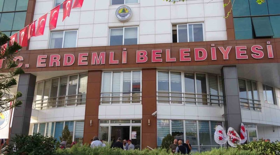 Görenler Yeni Belediye Başkanını İkizi İle Karıştırıyor