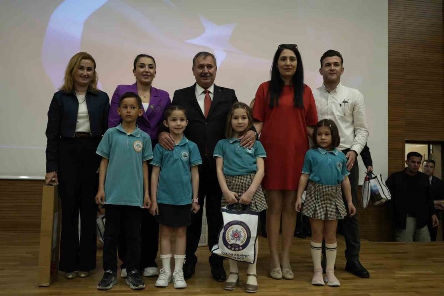 Antalya’da Öğrenciler Hayallerindeki Polisi Resme Taşıdı