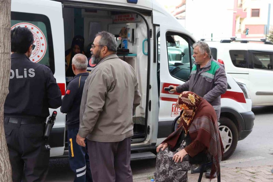 Ters Dönen Otomobilden Burunları Bile Kanamadan Çıktılar