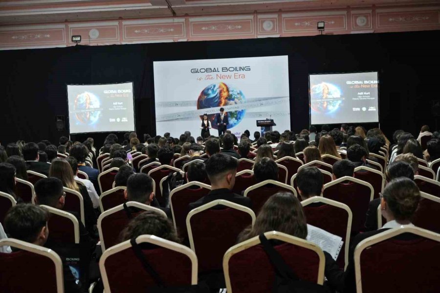 Model Birleşmiş Milletler Konferansı’nda Öğrenciler ‘küresel Kaynama’ya Dikkat Çekti