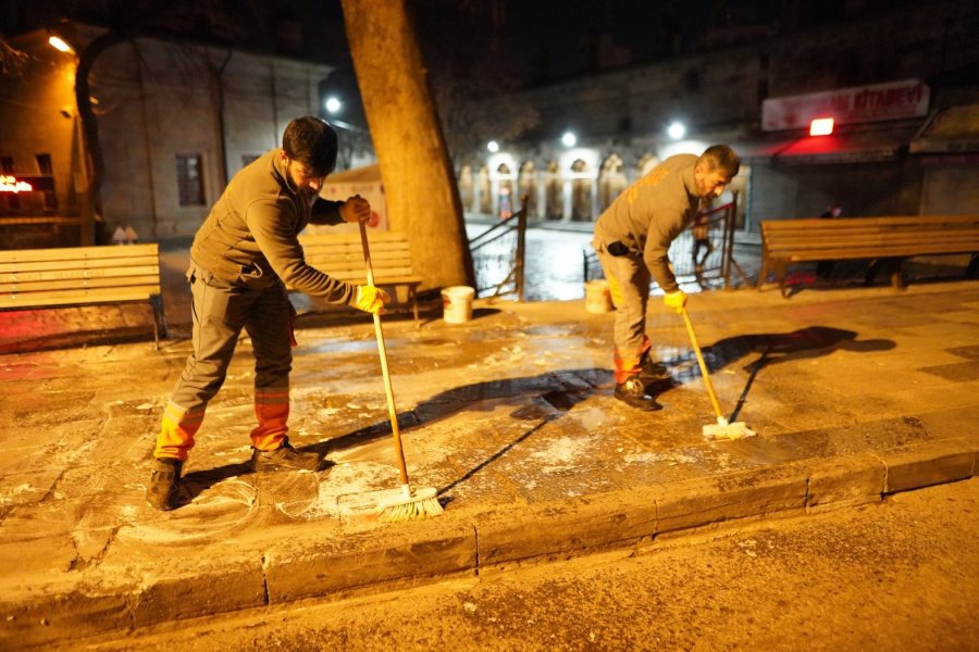 Melikgazi Belediyesi’nden Gece Temizlik Mesaisi