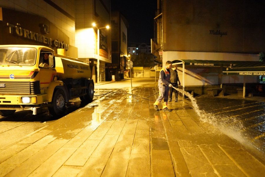 Melikgazi Belediyesi’nden Gece Temizlik Mesaisi