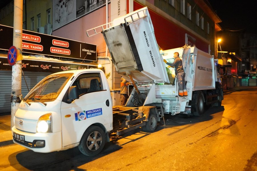 Melikgazi Belediyesi’nden Gece Temizlik Mesaisi