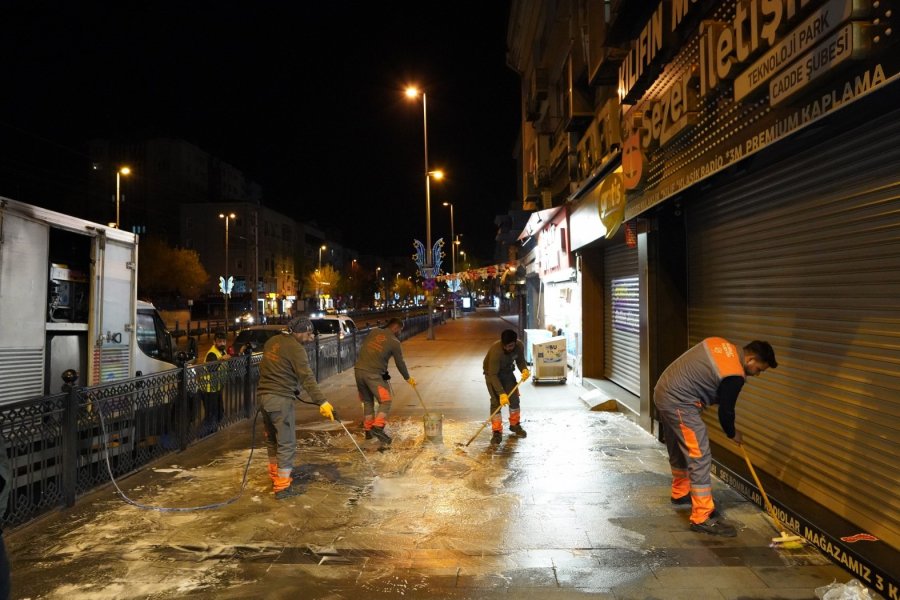 Melikgazi Belediyesi’nden Gece Temizlik Mesaisi