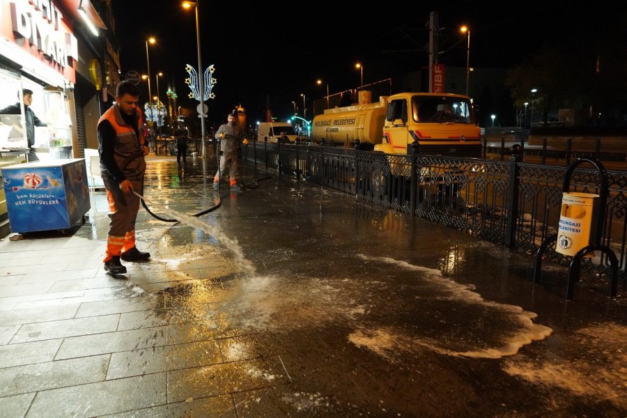 Melikgazi Belediyesi’nden Gece Temizlik Mesaisi