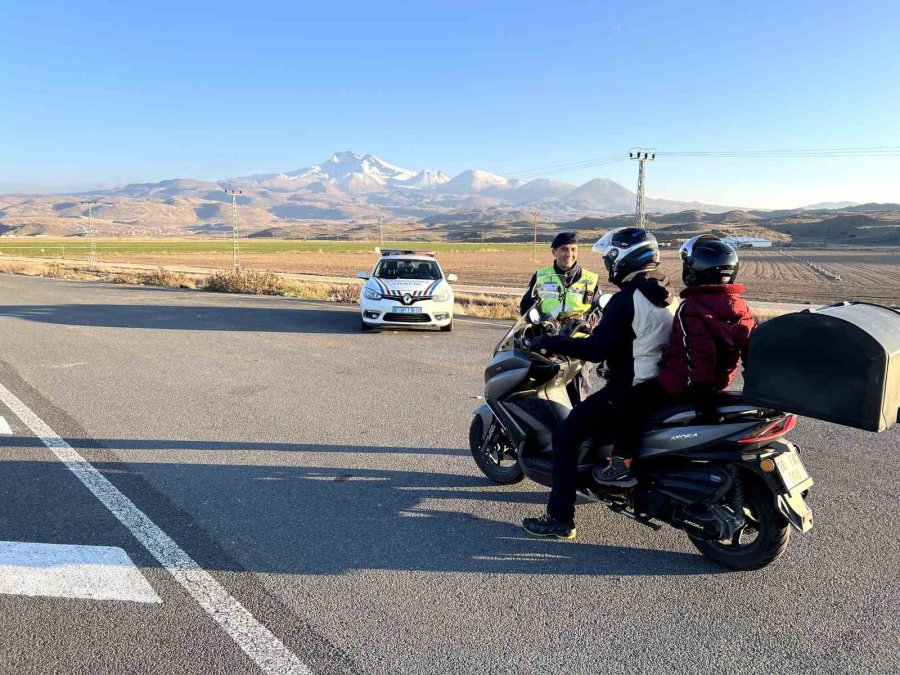 Jandarmanın Trafik Denetimleri Devam Ediyor