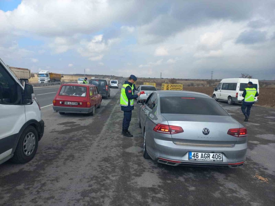 Jandarmanın Trafik Denetimleri Devam Ediyor