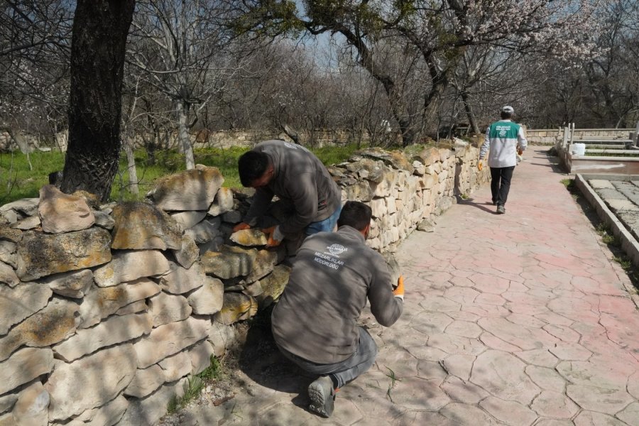 Melikgazi’de Mezarlıklar Bayrama Hazır