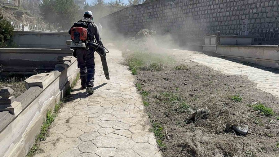 Melikgazi’de Mezarlıklar Bayrama Hazır