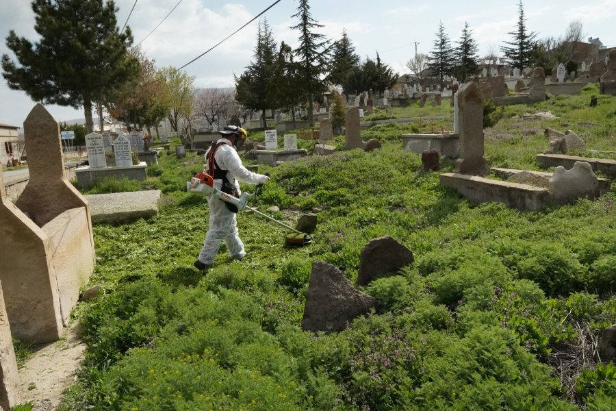 Melikgazi’de Mezarlıklar Bayrama Hazır