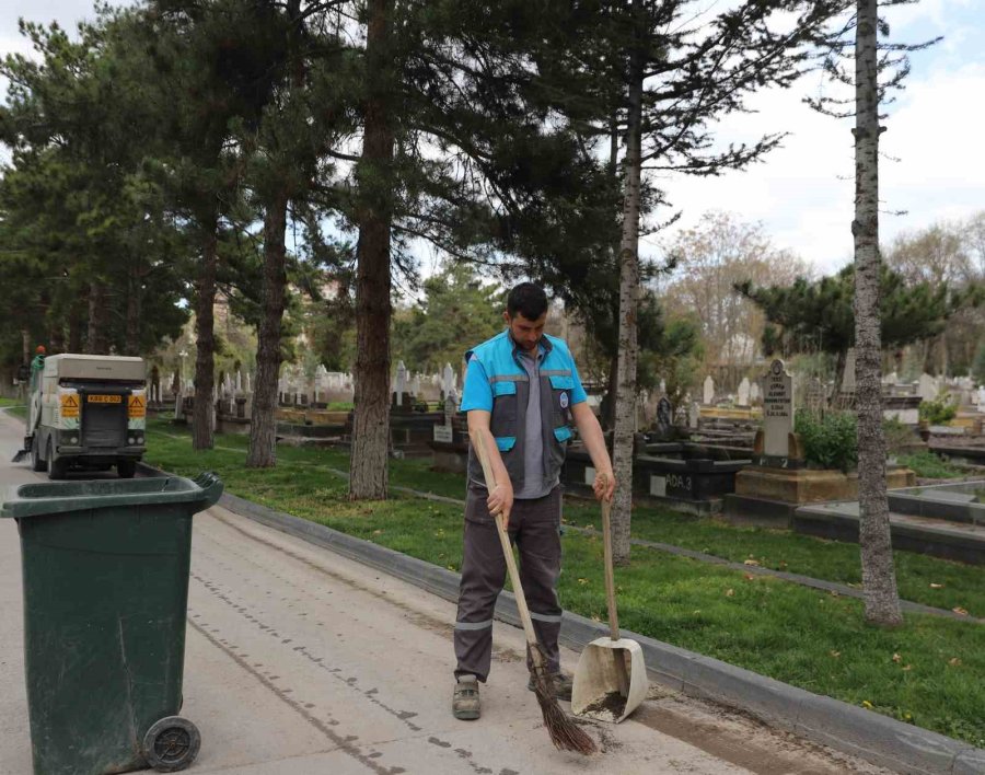 Kayseri’de Mezarlıklar Bayrama Hazır