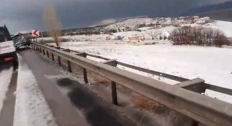 Kayseri’de Dolu Kazalara Sebep Oldu, Karayolu Ulaşıma Kapandı