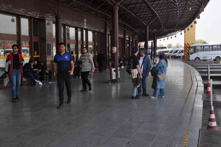 Otogarlarda Bayram Yoğunluğu Başladı, Otobüslerde Boş Yer Kalmadı