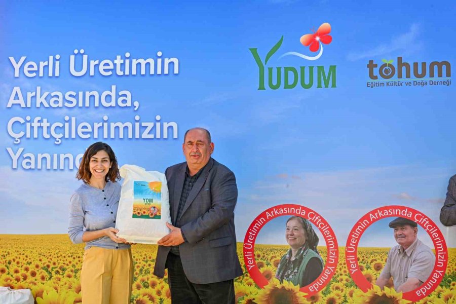 Yudum Ve Tohum Derneği, Eskişehir’de Çiftçilere Yerli Ayçiçek Tohumu Dağıttı