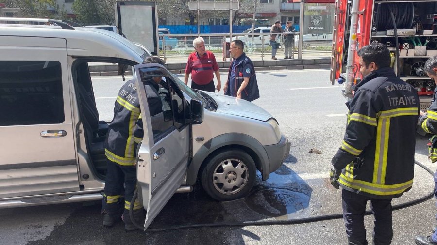 Kayseri’de Seyir Halindeki Ticari Araçta Yangın