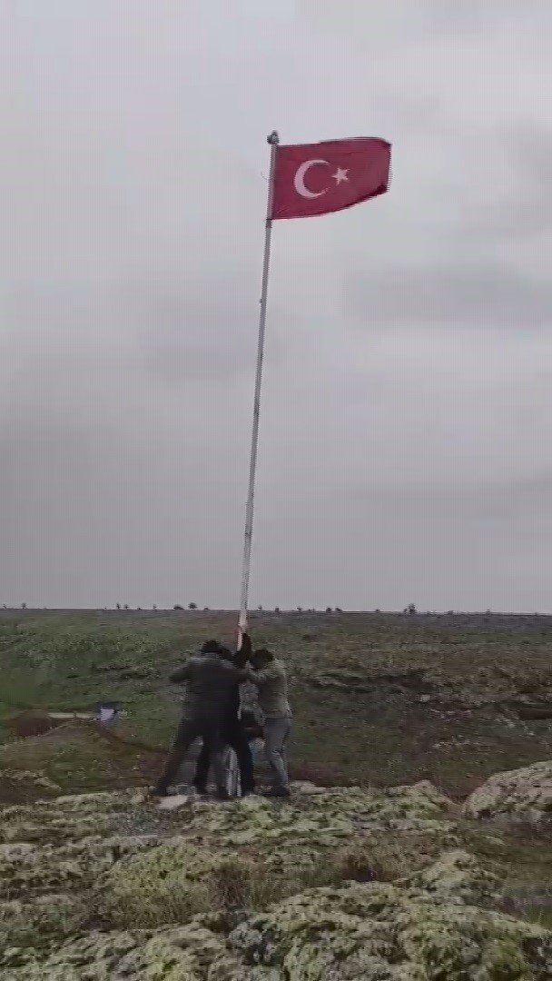 Yeni Muhtarın Türk Bayrağı Hassasiyeti