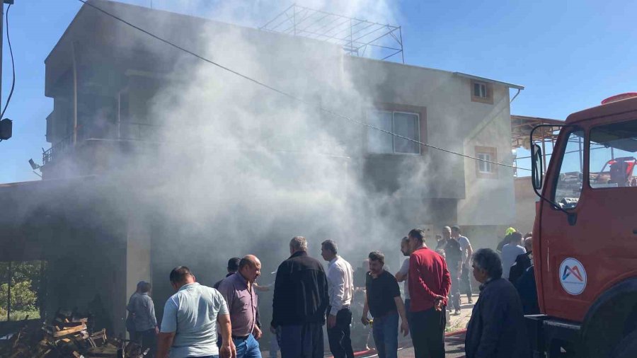 Mersin’de Depo Yangını Söndürüldü