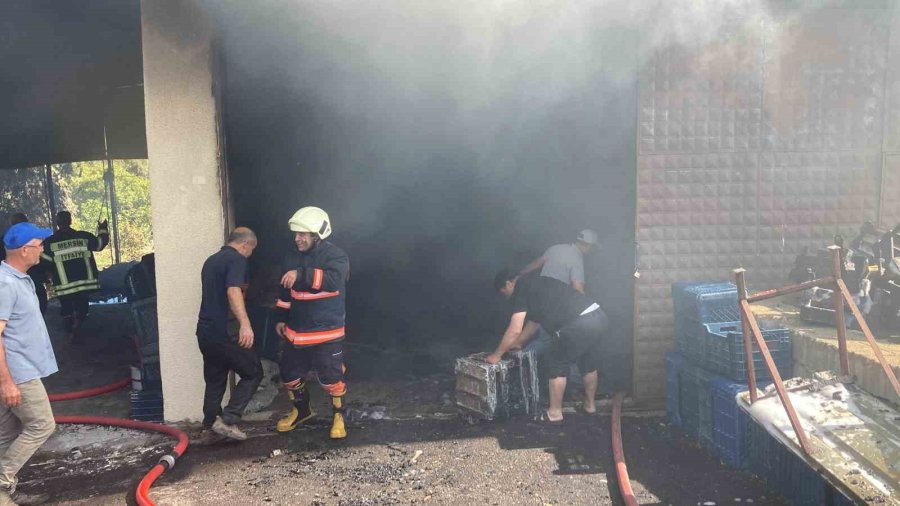 Mersin’de Depo Yangını Söndürüldü