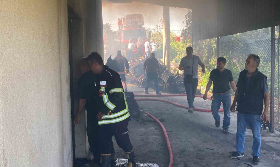 Mersin’de Depo Yangını Söndürüldü