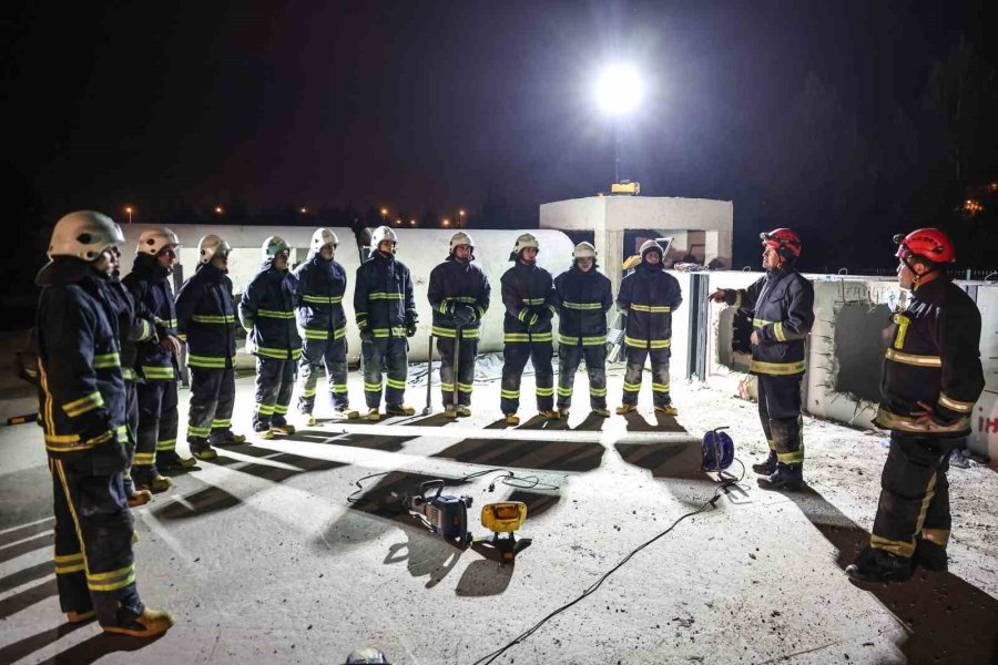 Genç İtfaiyecilere Gerçeği Aratmayan Deprem Eğitim