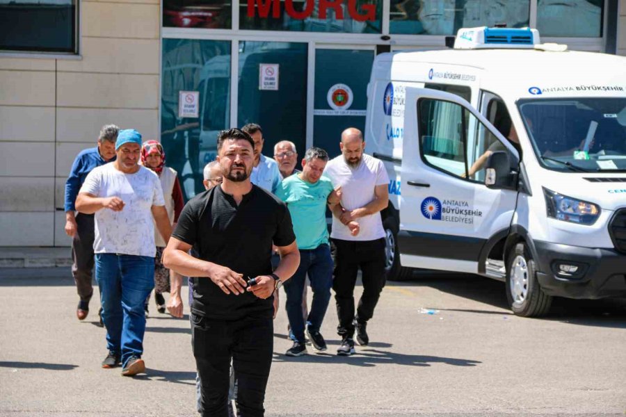 Trafikte Tartıştığı Kişiyi Eşi Ve Kızının Gözü Önünde Bıçaklayarak Öldüren Zanlı Adliyeye Sevk Edildi