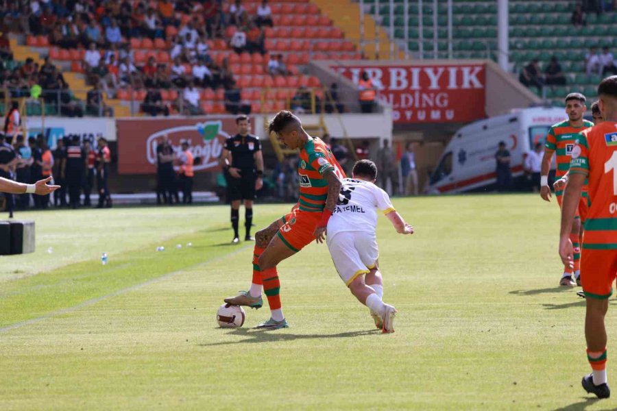 Trendyol Süper Lig: Alanyaspor: 3 - İstanbulspor: 0 (ilk Yarı)