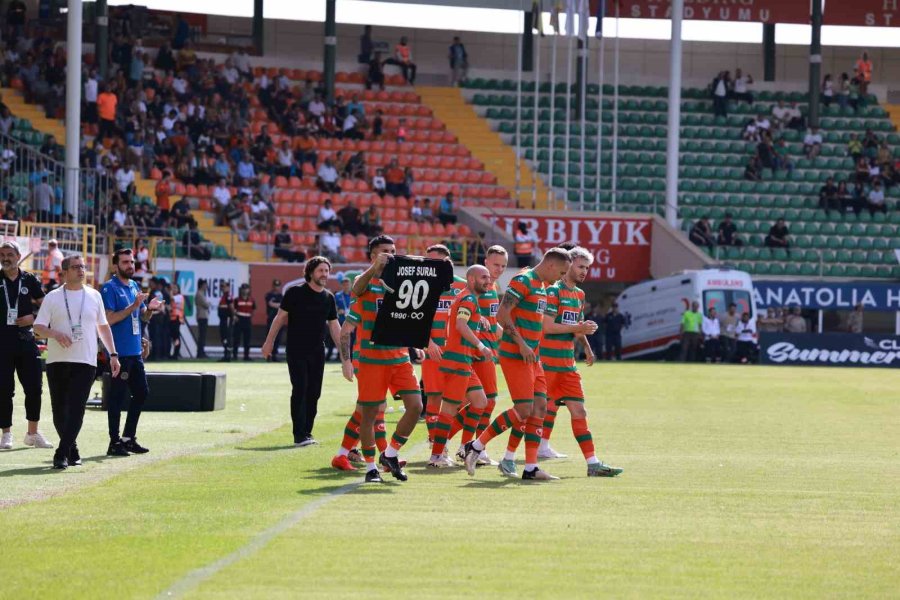 Trendyol Süper Lig: Alanyaspor: 3 - İstanbulspor: 0 (ilk Yarı)